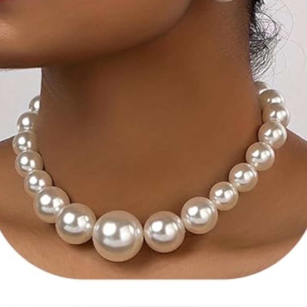 ✨TREND ALERT ✨ Chunky pearls! Adjustable choker necklace